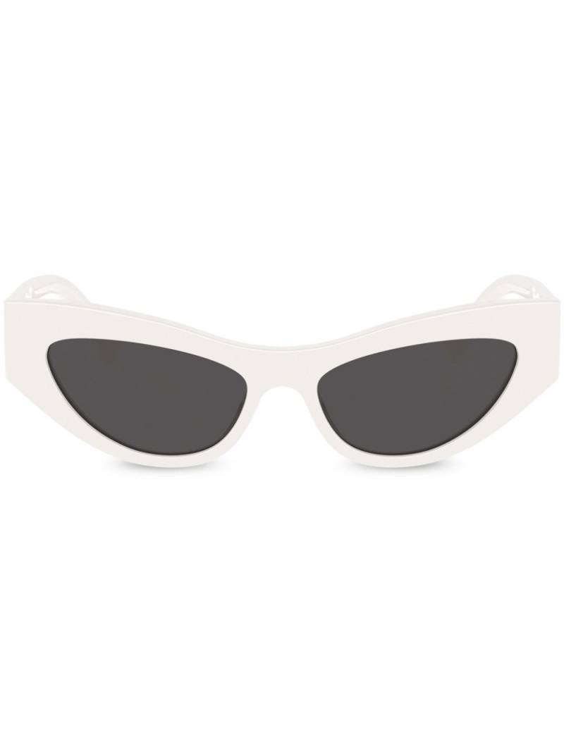 Dolce & Gabbana Eyewear DG-plaque cat-eye frame sunglasses - White von Dolce & Gabbana Eyewear