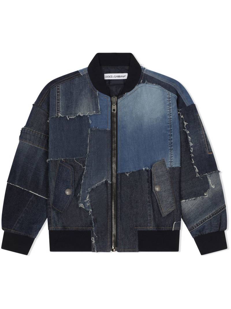 Dolce & Gabbana Kids denim patchwork logo plaque bomber jacket - Blue von Dolce & Gabbana Kids