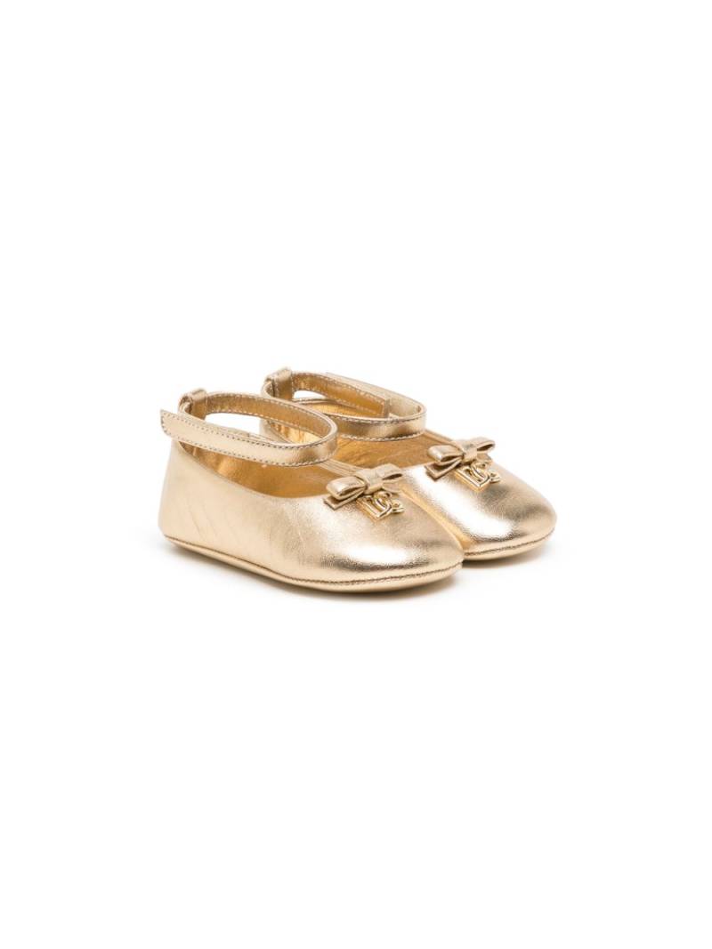 Dolce & Gabbana Kids logo-plaque foiled ballerina shoes - Gold von Dolce & Gabbana Kids