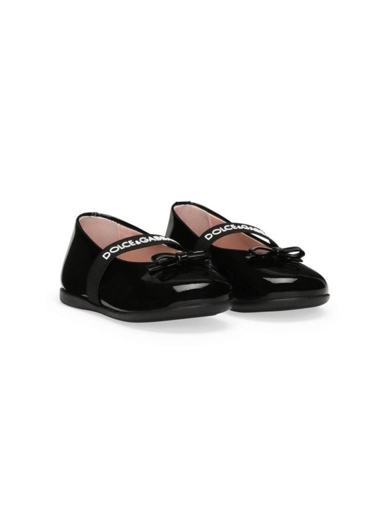 Dolce & Gabbana Kids logo-strap bow ballerina shoes - Black von Dolce & Gabbana Kids