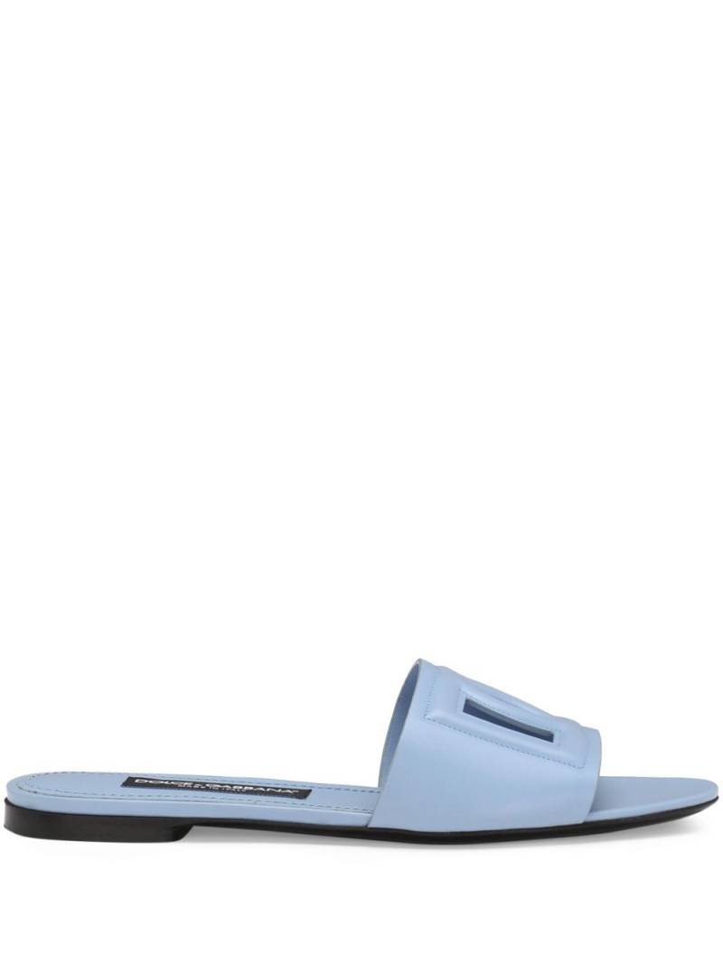 Dolce & Gabbana logo-embossed leather slides - Blue von Dolce & Gabbana