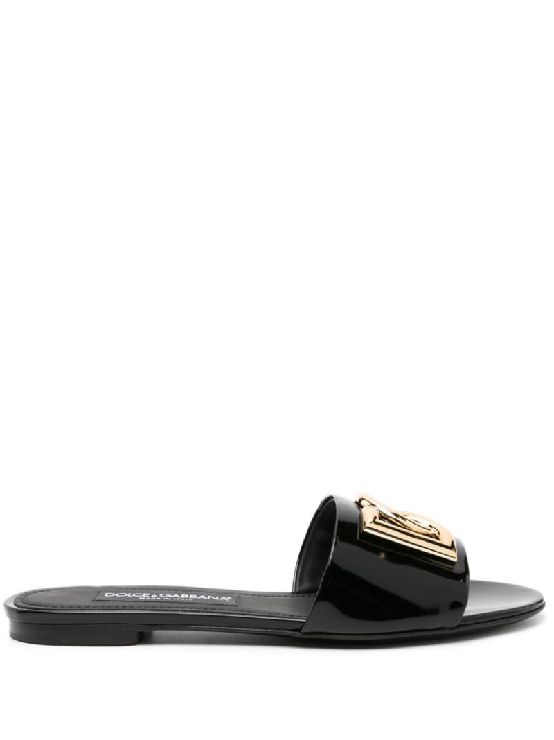 Dolce & Gabbana logo-plaque patent leather slides - Black von Dolce & Gabbana