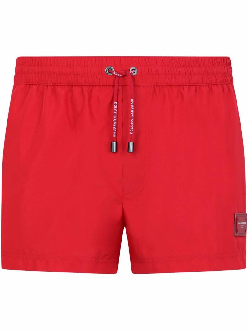 Dolce & Gabbana logo-tag swim shorts - Red von Dolce & Gabbana