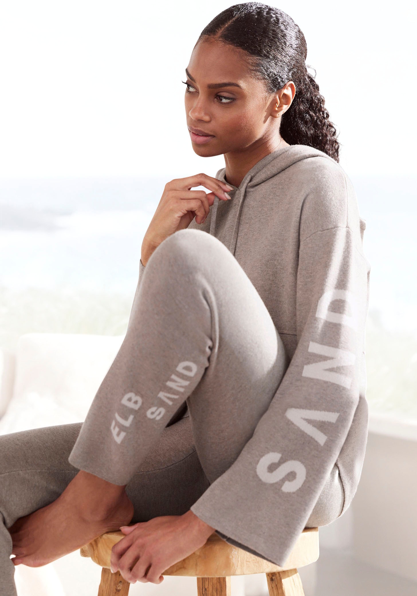 Elbsand Hoodie, Strickpullover mit eingestricktem Logo, Loungewear Elbsand Hoodie, Strickpullover mit eingestricktem Logo, Loungewear von Elbsand
