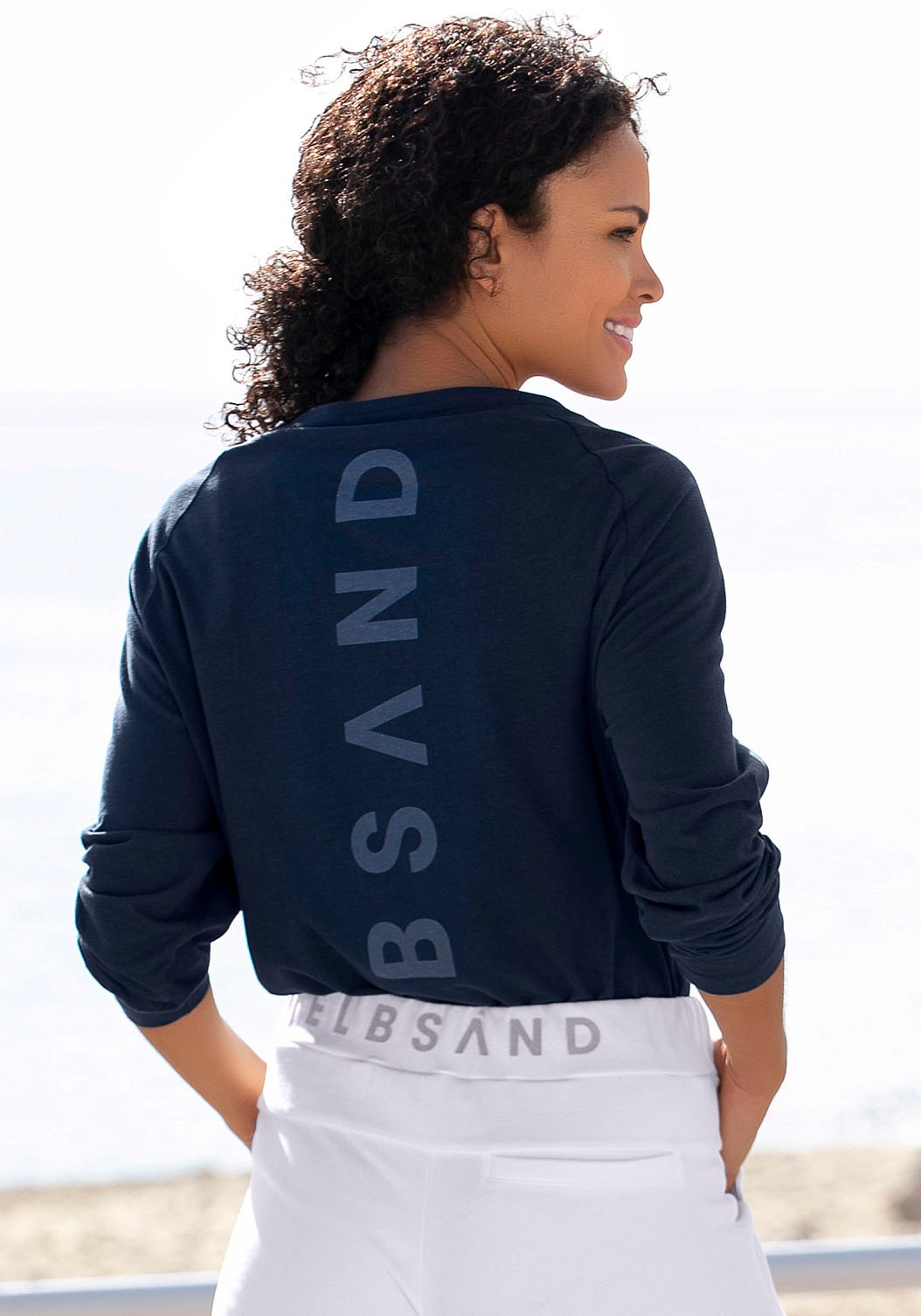 Elbsand Longsleeve »Tinna«, mit Logodruck hinten, Langarmshirt aus Baumwoll-Mix, sportlich-casual Elbsand Longsleeve »Tinna«, mit Logodruck hinten, Langarmshirt aus Baumwoll-Mix, sportlich-casual von Elbsand