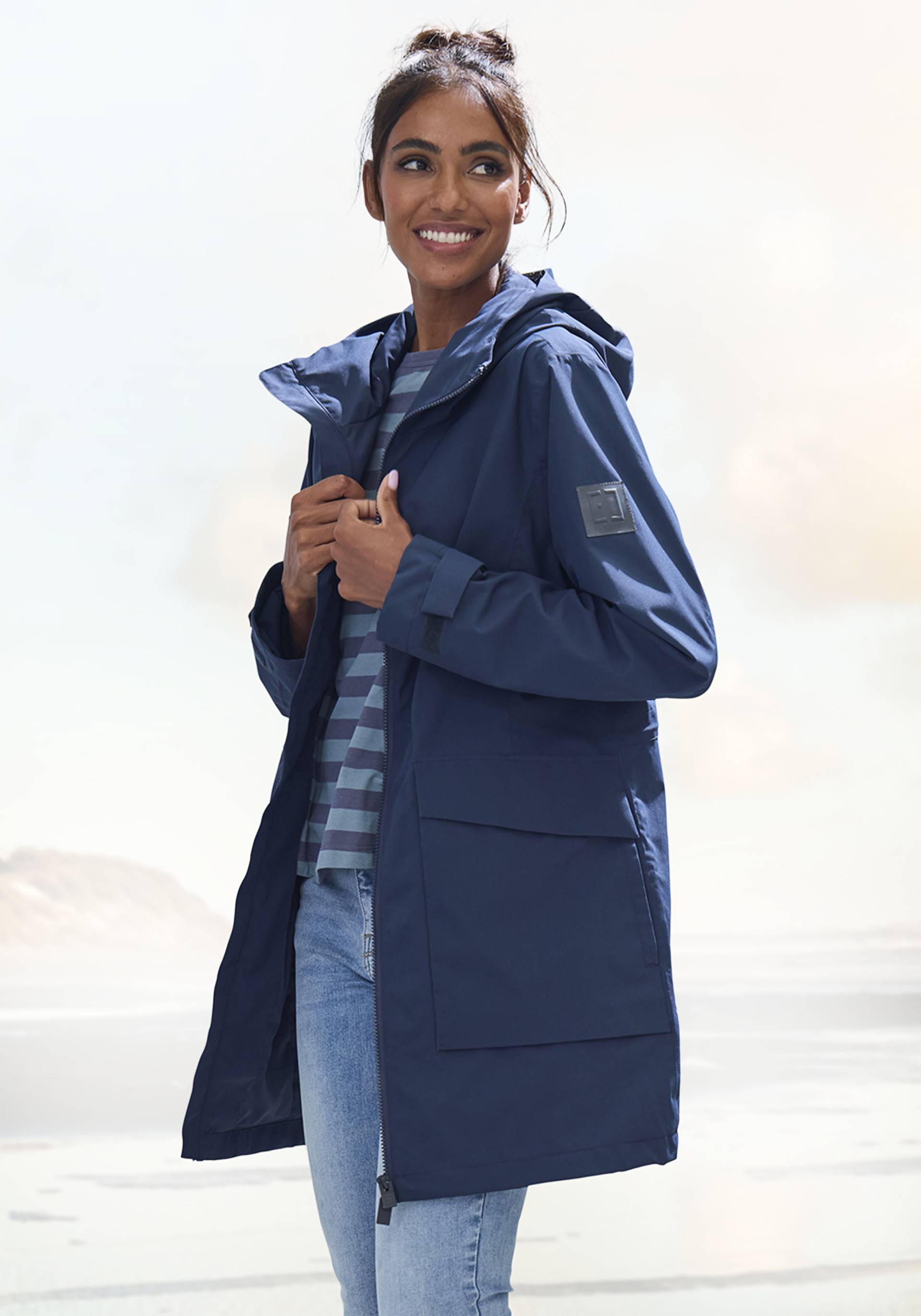 Elbsand Regenjacke, mit Kapuze, mit grossem Logoprint auf dem Rücken Elbsand Regenjacke, mit Kapuze, mit grossem Logoprint auf dem Rücken von Elbsand