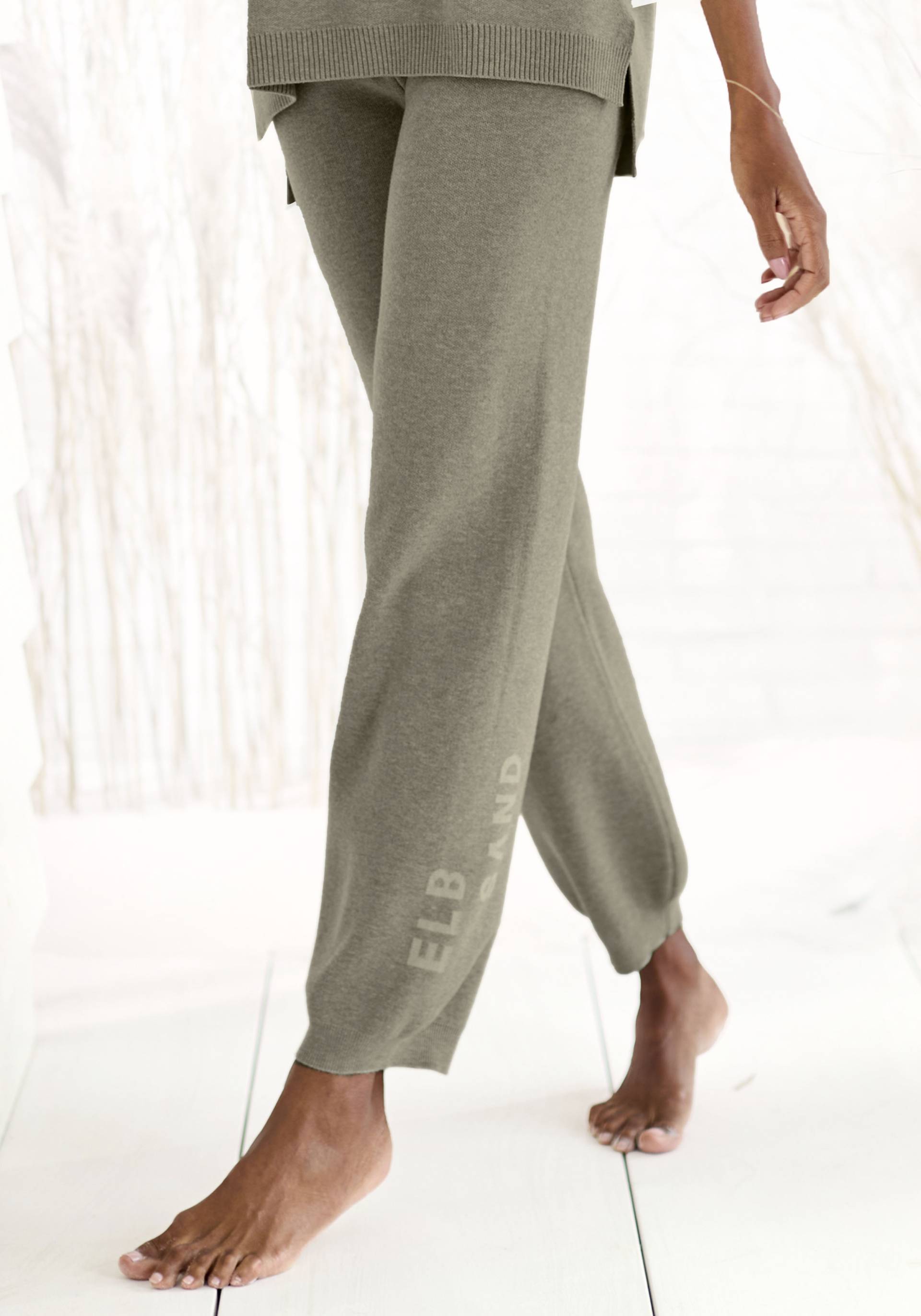 Elbsand Strickhose, mit eingestricktem Logo, aus hochwertigen Feinstrick, Loungewear Elbsand Strickhose, mit eingestricktem Logo, aus hochwertigen Feinstrick, Loungewear von Elbsand