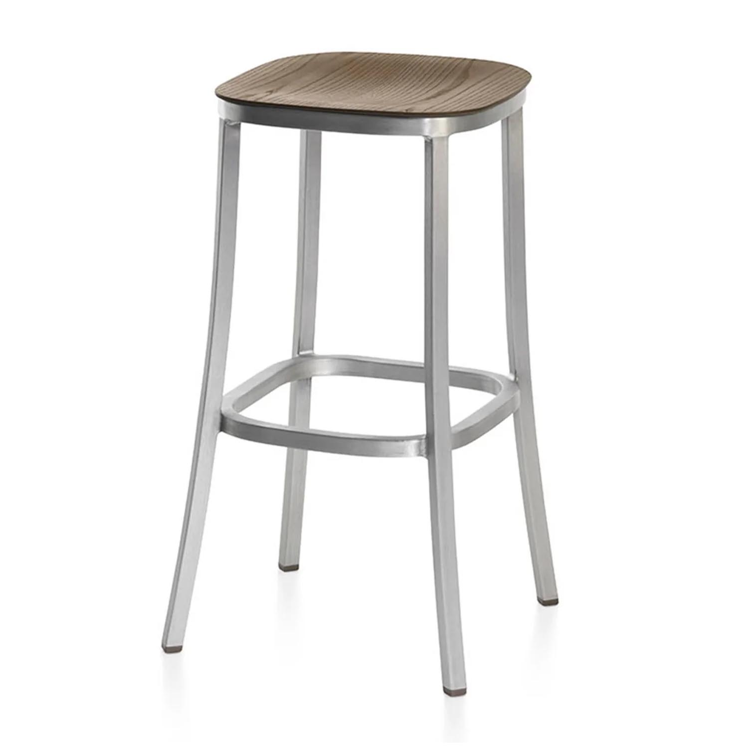 1 Inch Plywood Barstool Barstuhl, Gestell aluminium, gebürstet, Holz nussbaum natur 1 Inch Plywood Barstool Barstuhl, Gestell aluminium, gebürstet, Holz nussbaum natur von Emeco
