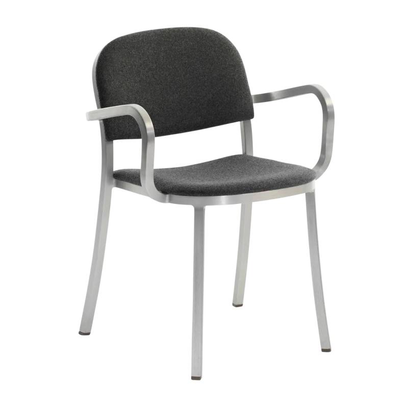 1 Inch Reclaimed Polypropylene Armchair Armlehnstuhl, Gestell aluminium, gebürstet, Farbe light grey von Emeco