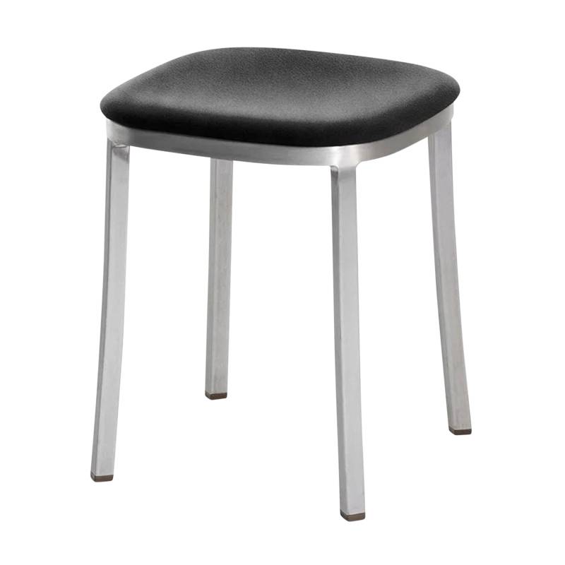 1 Inch Reclaimed Polypropylene Small Stool Hocker, Gestell aluminium, gebürstet, Farbe bordeaux von Emeco