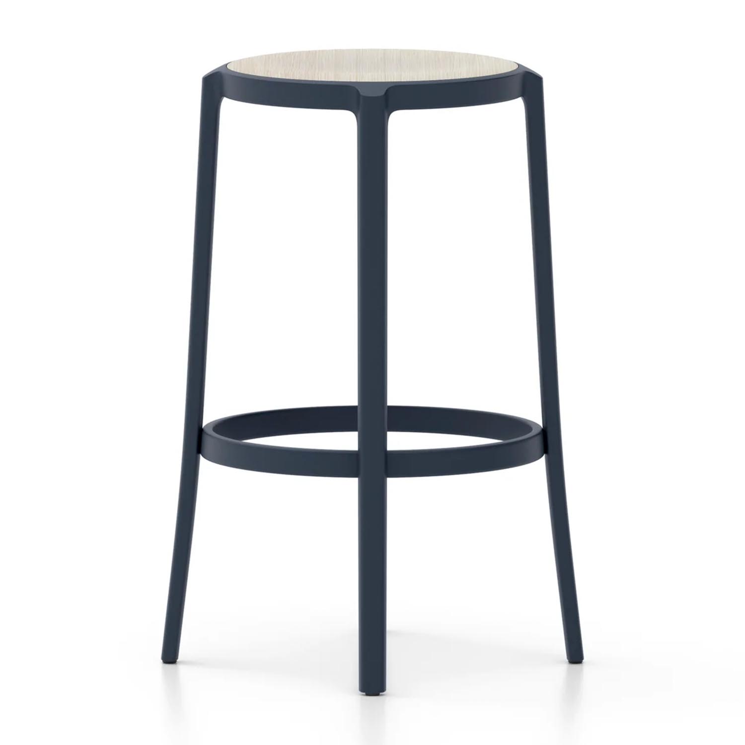 On & On Plywood Seat Barstool Barstuhl, Farbe dark blue, Sitz holz, eiche On & On Plywood Seat Barstool Barstuhl, Farbe dark blue, Sitz holz, eiche von Emeco