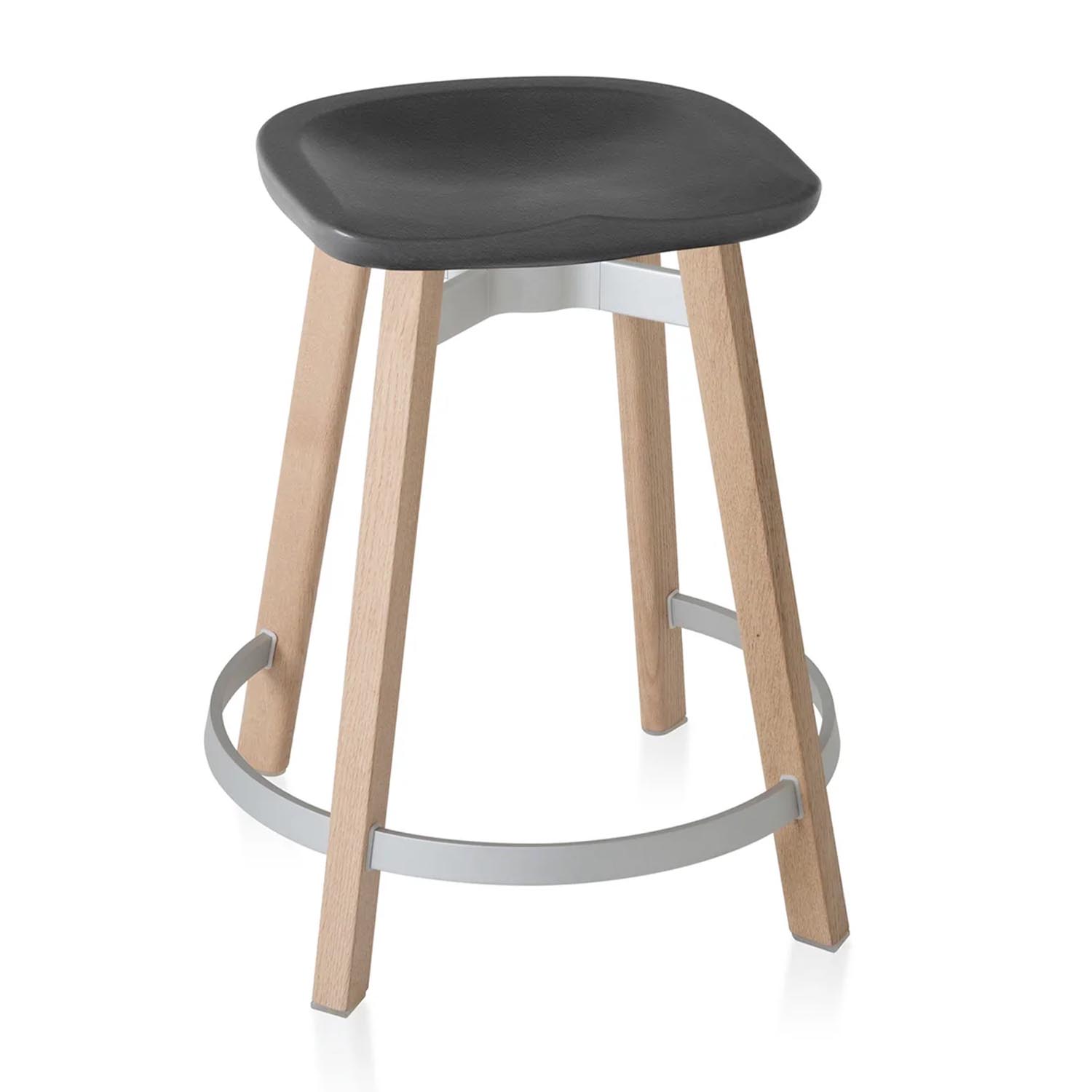 SU Counter Stool Hochstuhl, Sitz polyethylen, charcoal, Gestell holz, natural von Emeco