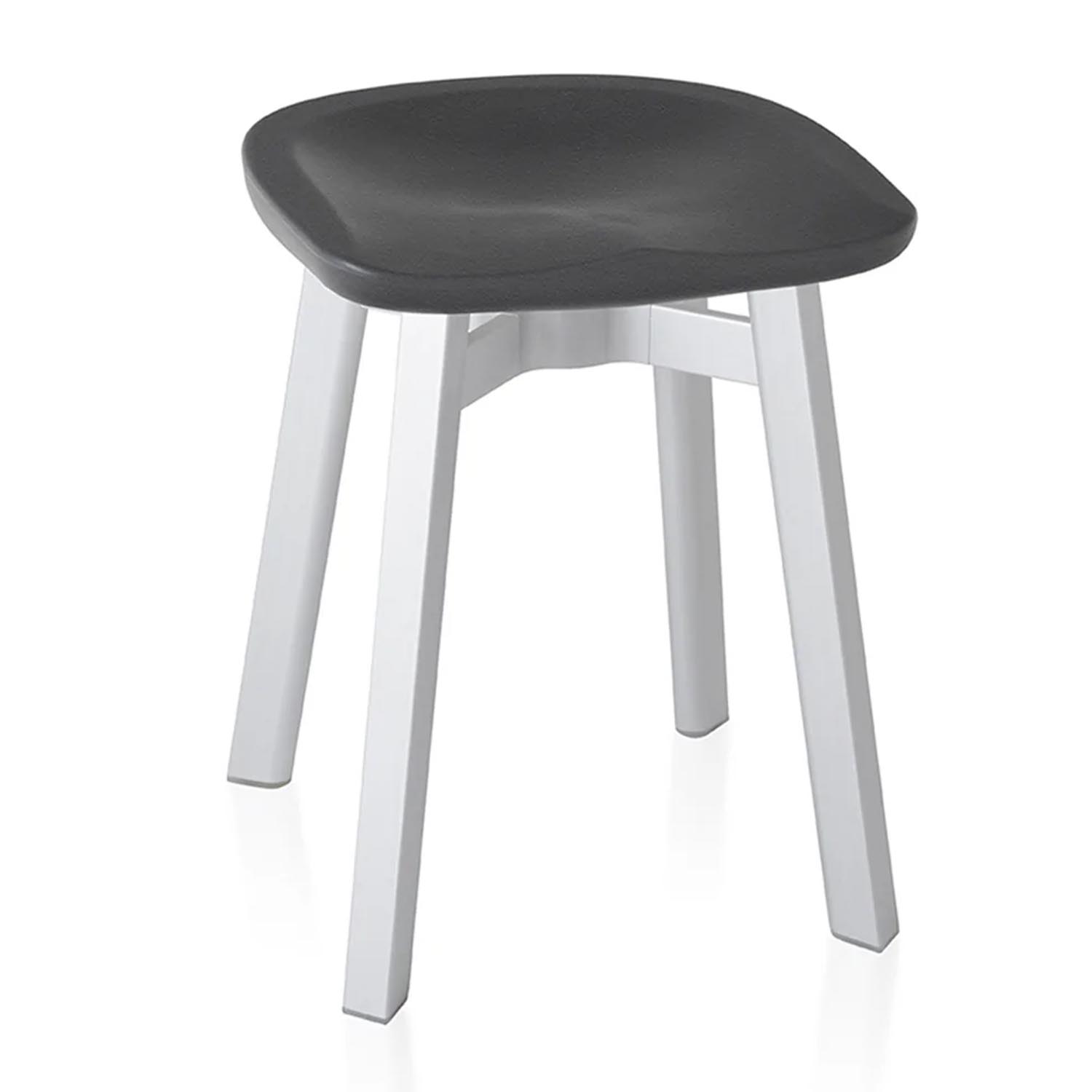 SU Small Stool Hocker, Sitz polyethylen, charcoal, Gestell aluminium, eloxiert von Emeco