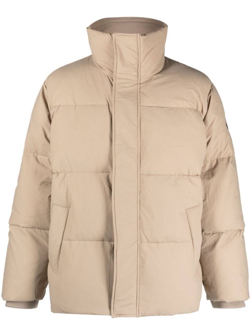 Etudes Polaris logo-patch padded jacket - Neutrals von Etudes