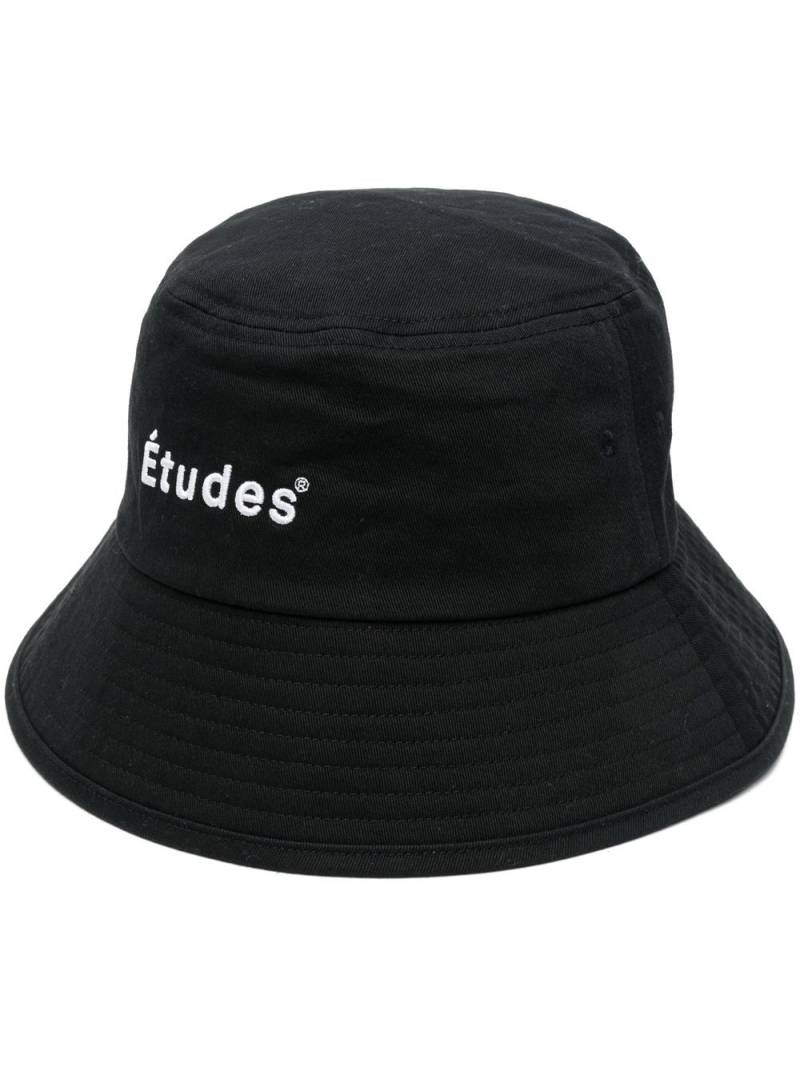 Etudes logo embroidered bucket hat - Black von Etudes