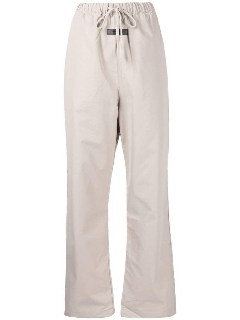 FEAR OF GOD ESSENTIALS high-waisted drawstring trousers - Grey von FEAR OF GOD ESSENTIALS