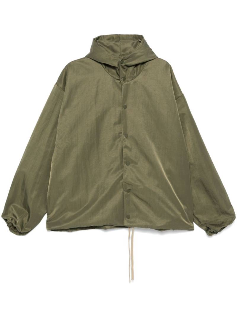 FEAR OF GOD ESSENTIALS Textured Nylon Hooded Coaches Jacket "Military" - Green von FEAR OF GOD ESSENTIALS