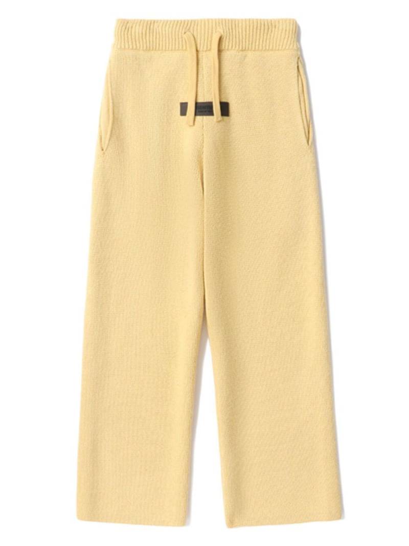 FEAR OF GOD ESSENTIALS logo-patch straight-leg trousers - Yellow von FEAR OF GOD ESSENTIALS