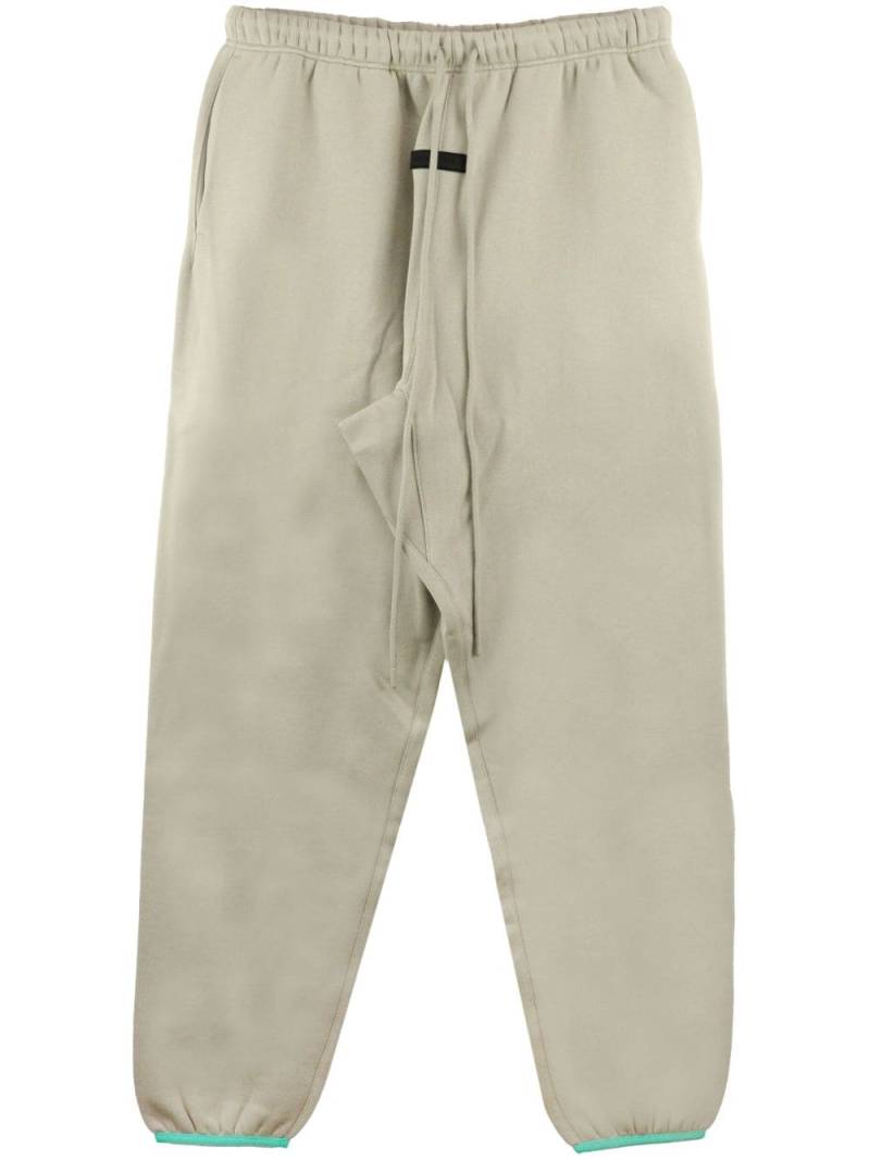 FEAR OF GOD ESSENTIALS logo-patch track pants - Neutrals von FEAR OF GOD ESSENTIALS