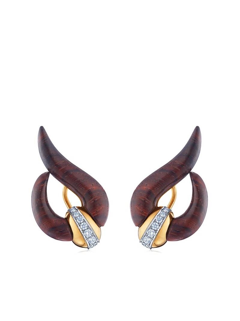 FRED LEIGHTON 18kt yellow gold diamond Cocobolo wood wave earrings von FRED LEIGHTON