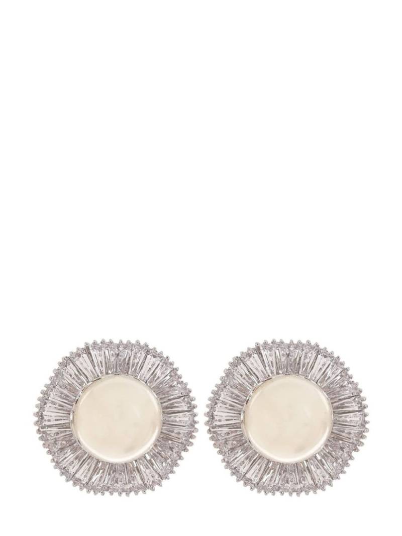 Fantasia by Deserio PEARL AND BAGUETTE BUTTON EARRINGS - Silver von Fantasia by Deserio