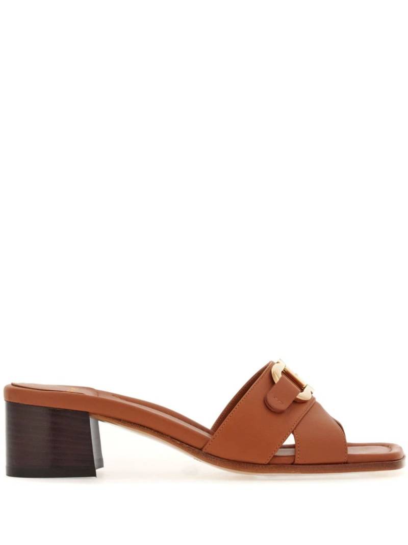 Ferragamo 40mm Gancini-buckle leather slides - Brown von Ferragamo