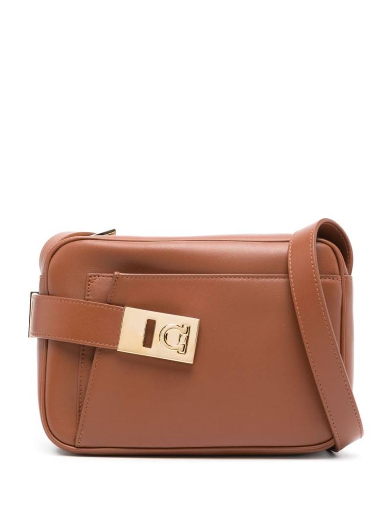 Ferragamo Gancini leather crossbody bag - Brown von Ferragamo