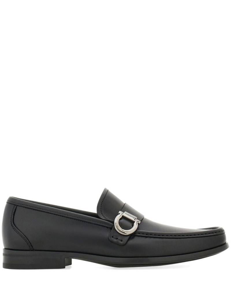 Ferragamo Gancini-plaque leather loafers - Black von Ferragamo