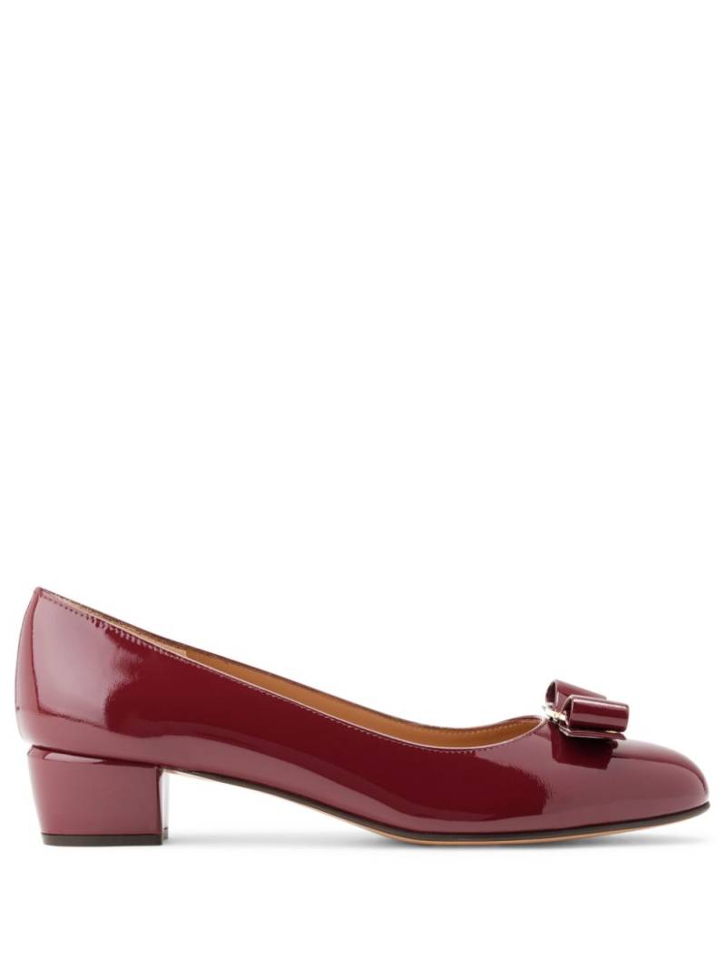 Ferragamo New Vara patent leather pumps - Red von Ferragamo