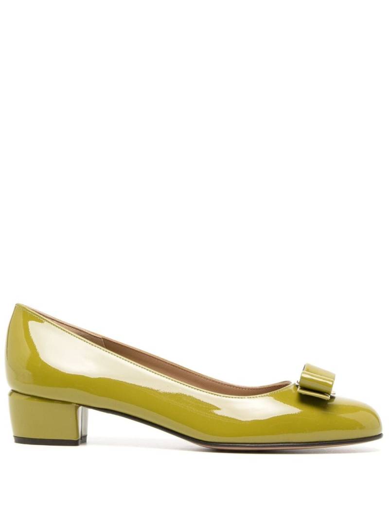 Ferragamo Vara 30mm bow-detail pumps - Green von Ferragamo