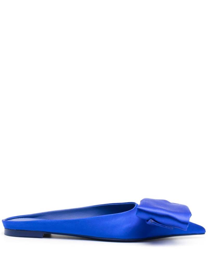 Ferragamo asymmetric-bow satin mules - Blue von Ferragamo