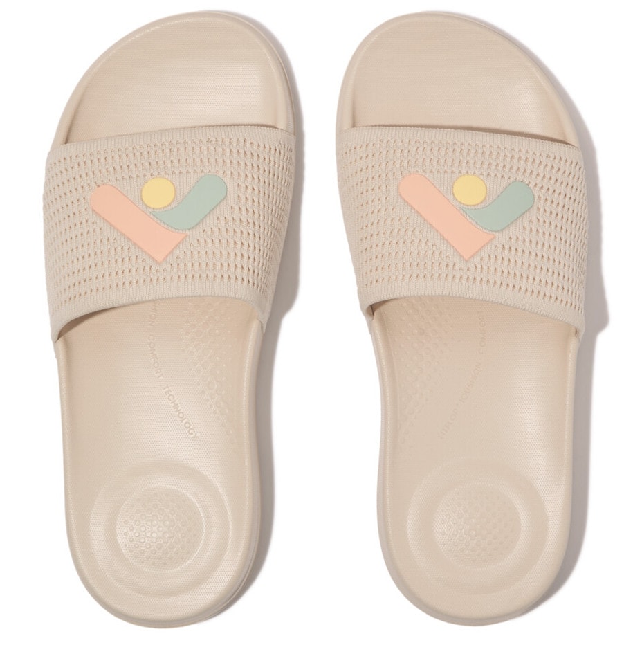 Fitflop Pantolette »IQUSHION ARROW KNIT SLIDES«, Keilabsatz, Sommerschuh, Schlappen mit Logo auf der Bandage von FitFlop