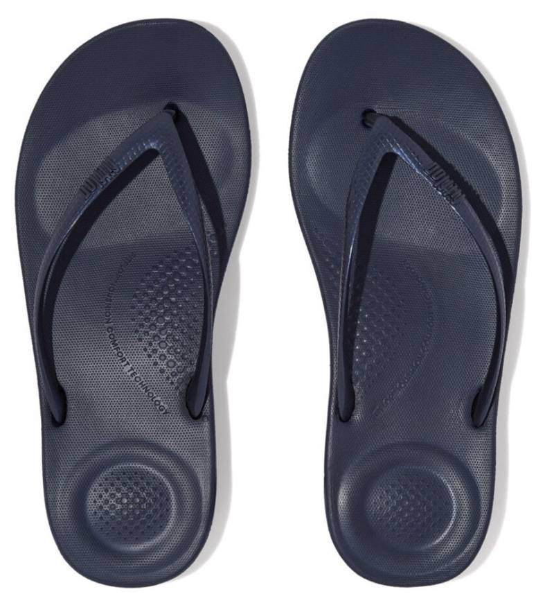 Fitflop Zehentrenner »IQUSHION ERGONOMIC FLIP-FLOPS«, Keilabsatz, Sommerschuh, Schlappen mit weichem Zehensteg von FitFlop