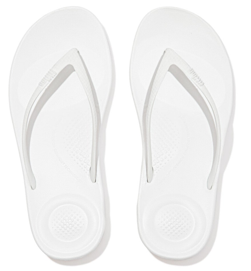 Fitflop Zehentrenner »IQUSHION ERGONOMIC FLIP-FLOPS«, Keilabsatz, Sommerschuh, Schlappen mit weichem Zehensteg von FitFlop