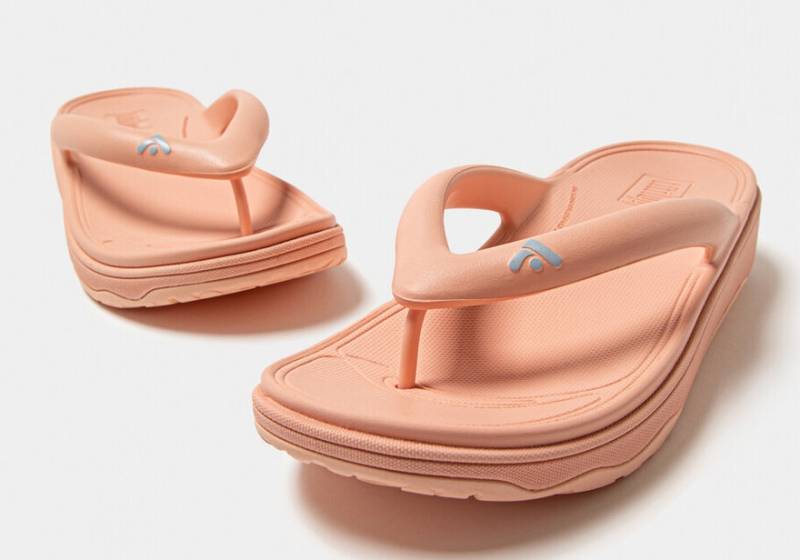 Fitflop Zehentrenner »RELIEFF RECOVERY TOE-POST SANDALS - TONAL RUBBER«, Keilabsatz, Sommerschuh, Schlappen mit Microwobbleboard von FitFlop