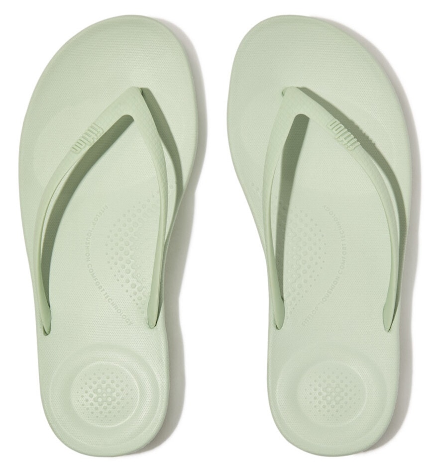 Fitflop Zehentrenner »IQUSHION ERGONOMIC FLIP-FLOPS«, Keilabsatz, Sommerschuh, Schlappen mit weichem Zehensteg von Fitflop