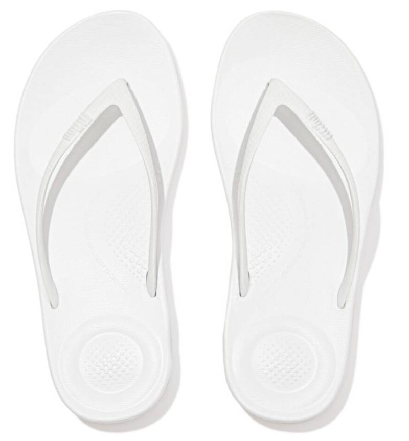 Fitflop Zehentrenner »IQUSHION ERGONOMIC FLIP-FLOPS«, Keilabsatz, Sommerschuh, Schlappen mit weichem Zehensteg von Fitflop