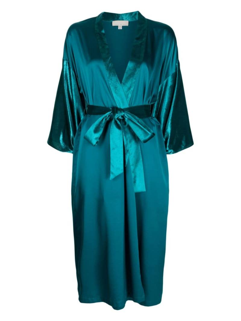 Fleur Du Mal belted-waist satin robe - Blue von Fleur Du Mal