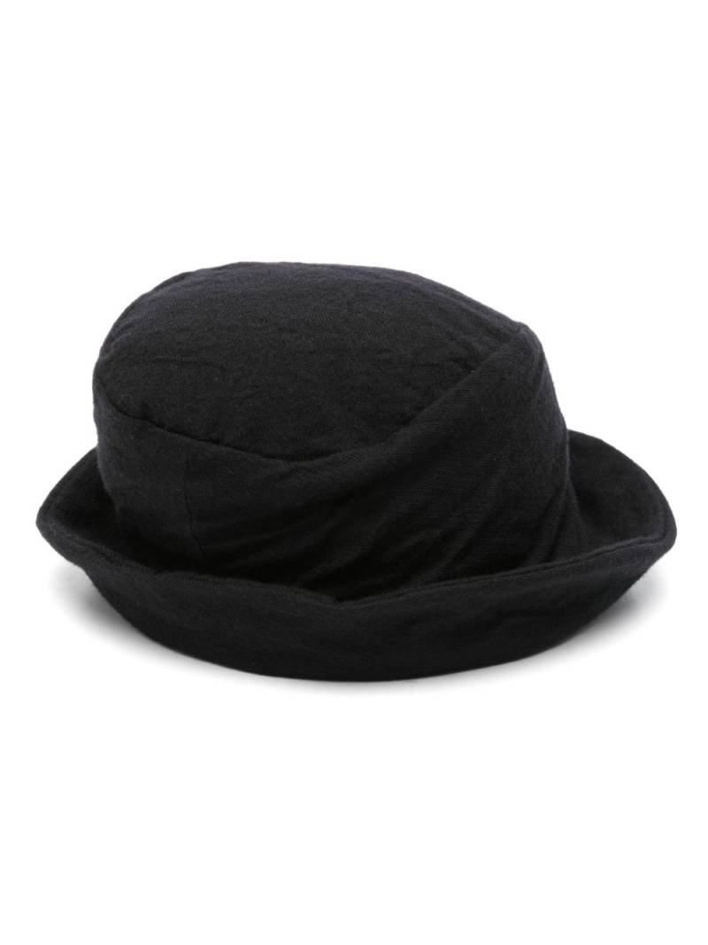 Forme D'expression Twisted Derby bucket hat - Black von Forme D'expression