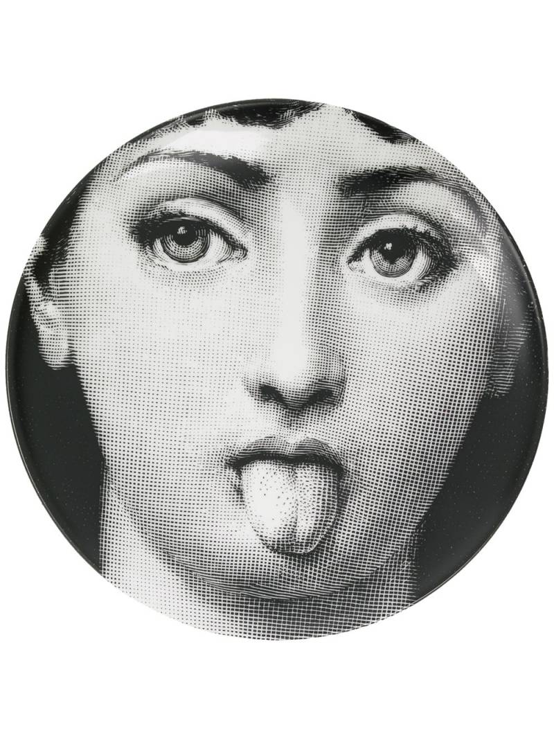 Fornasetti Antipatico plate - White von Fornasetti