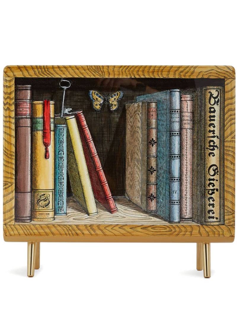 Fornasetti Libri hand-painted magazine rack - Brown von Fornasetti