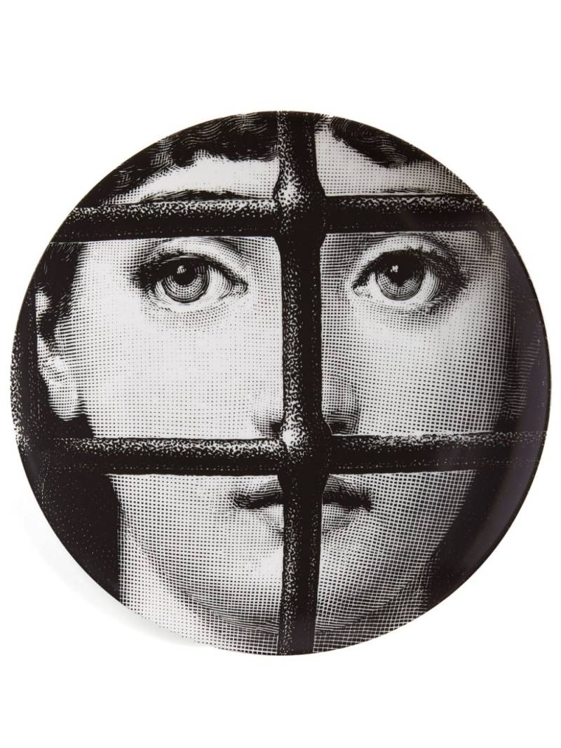 Fornasetti Tema e Variazioni N.121 hand-painted wall plate - Black von Fornasetti