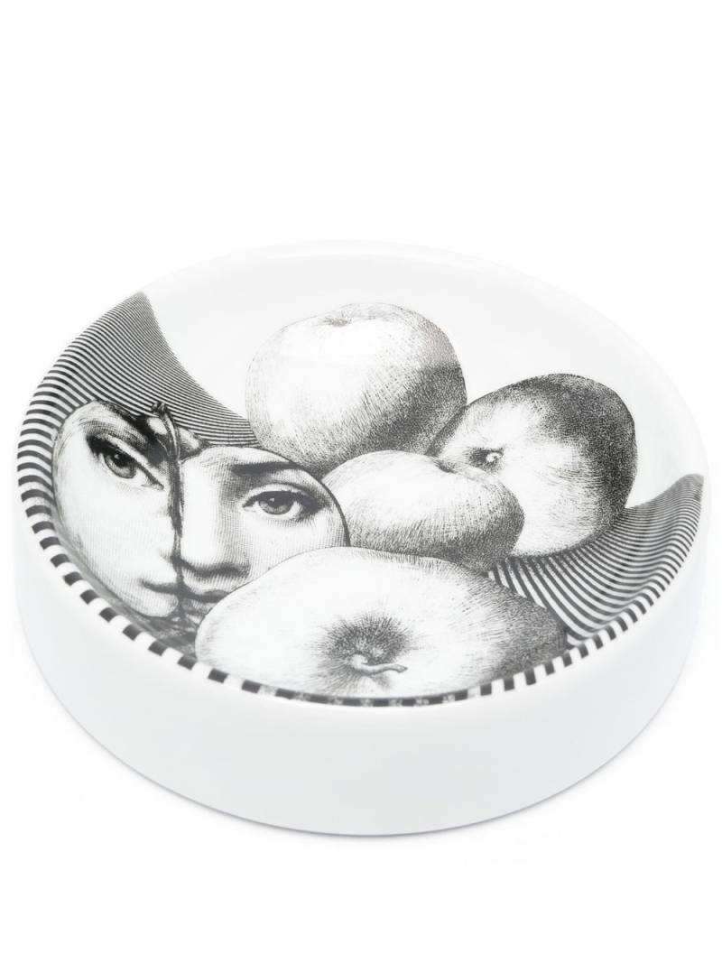 Fornasetti Tema e Variazioni dish - White von Fornasetti