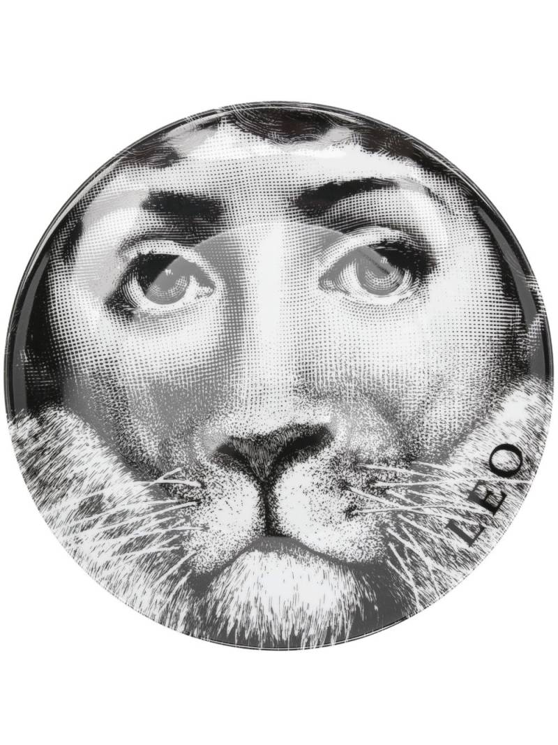 Fornasetti Tema e Variazioni n.352 Leo wall plate (26cm) - Black von Fornasetti