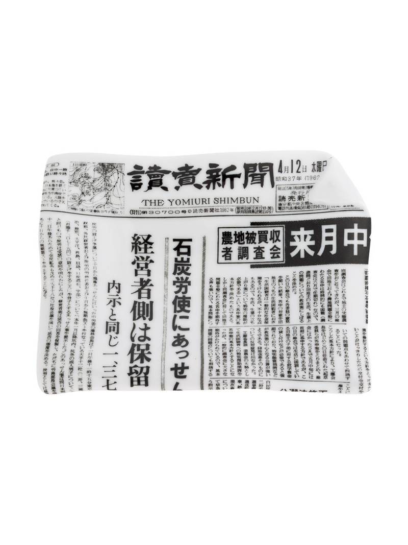 Fornasetti 'Yomiuri Shimbun' dish - White von Fornasetti