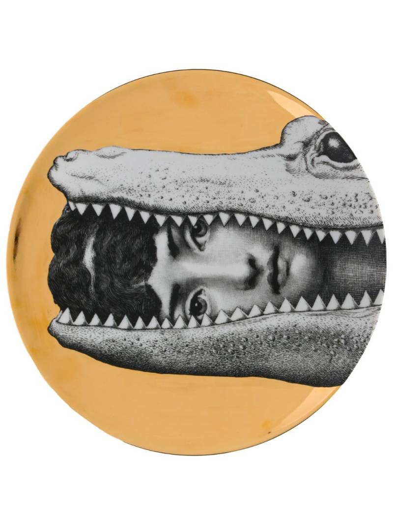 Fornasetti crocodile portrait plate - Black von Fornasetti