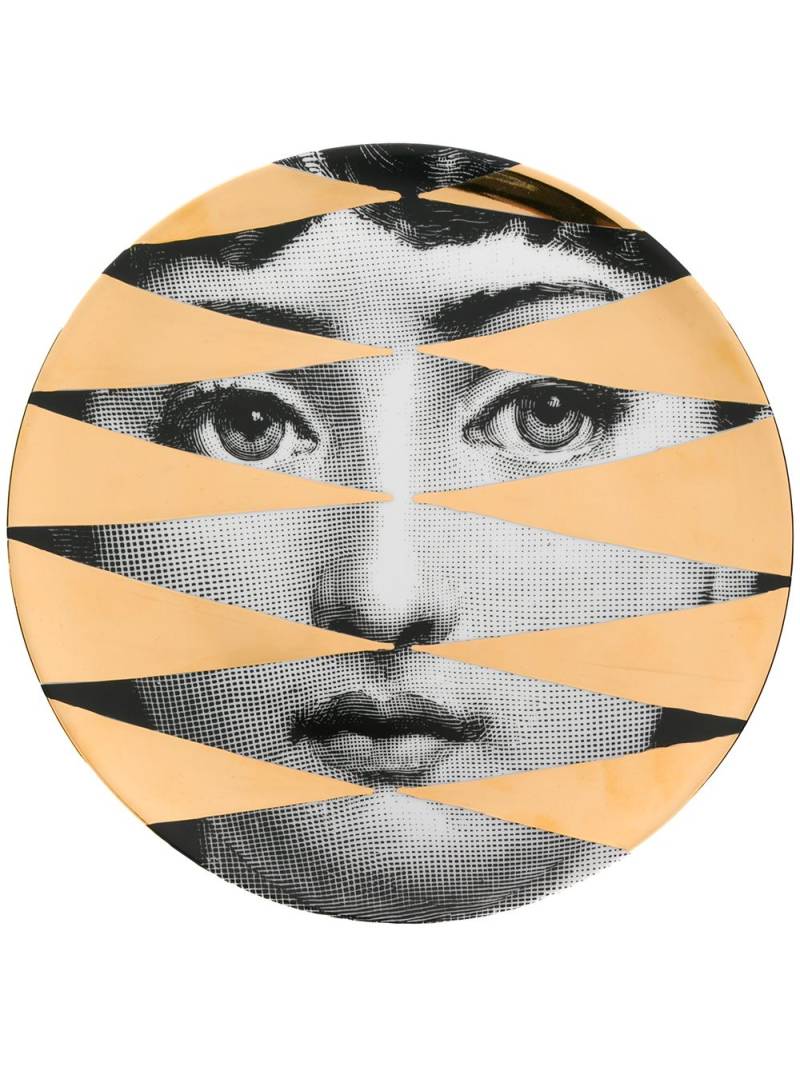 Fornasetti diamond portrait plate - Black von Fornasetti