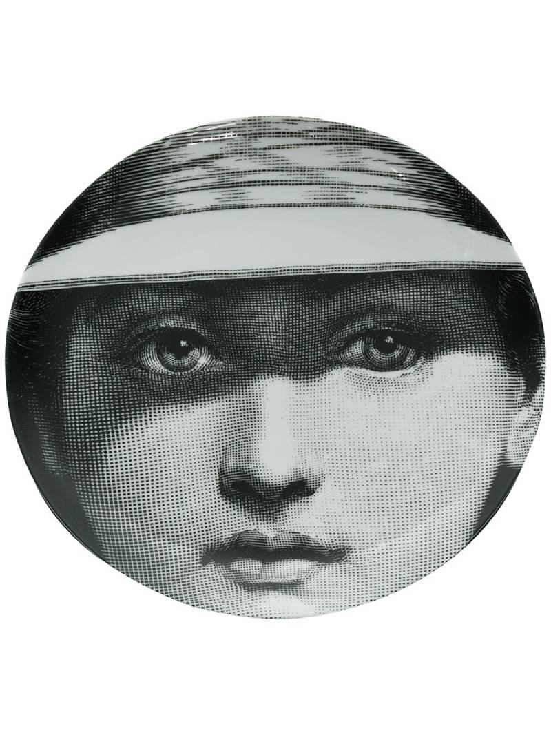 Fornasetti face print plate - Black von Fornasetti