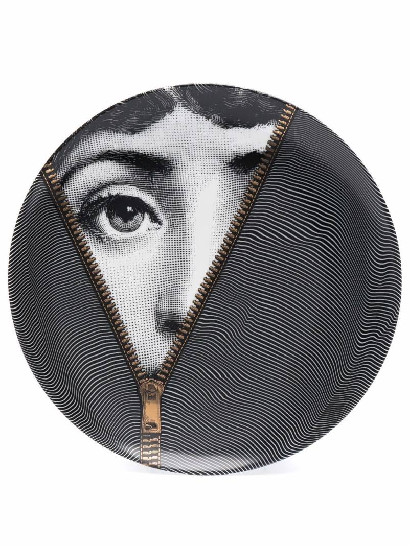 Fornasetti face print plate - Black von Fornasetti