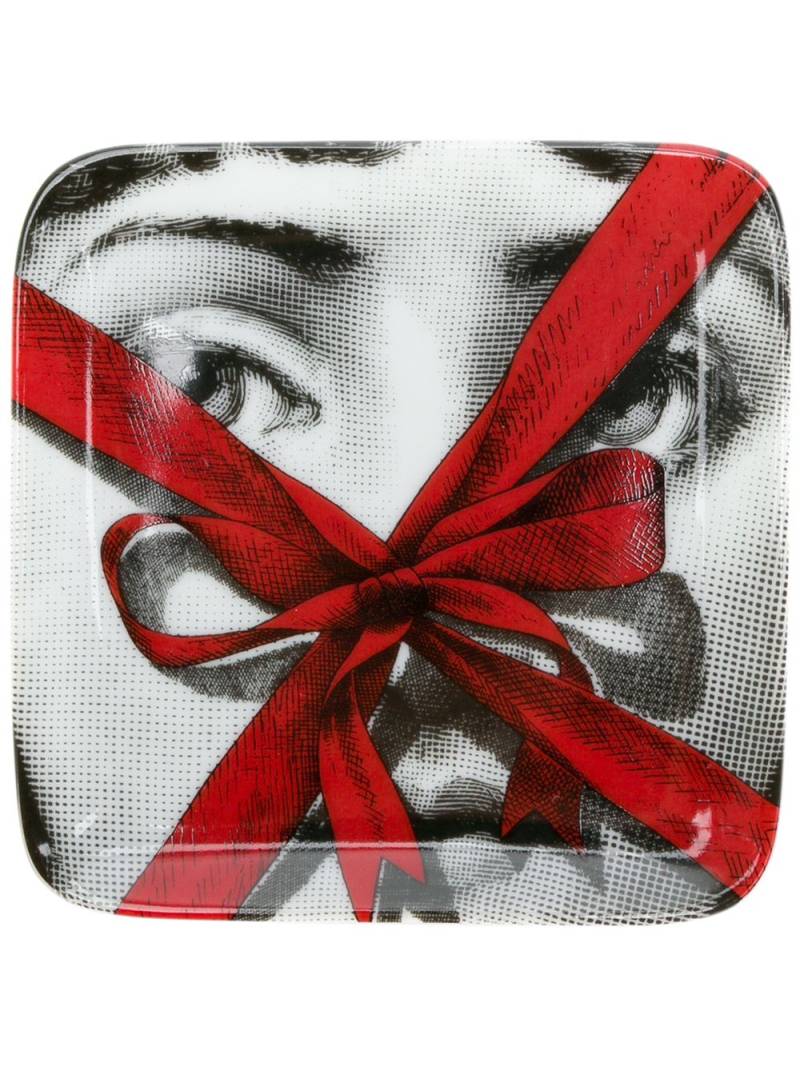 Fornasetti face print square plate - Red von Fornasetti